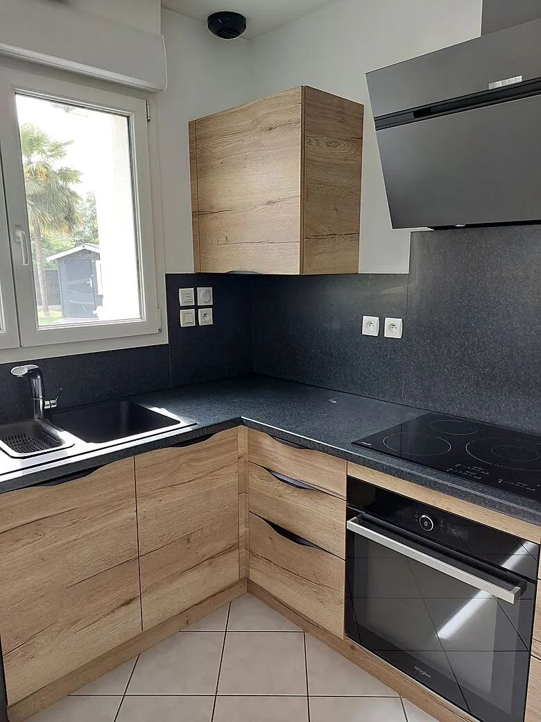 Cuisine d'angle bois et granit noir