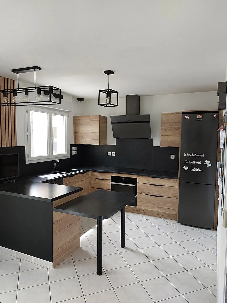 Cuisine en L bois et noir avec table intégrée
